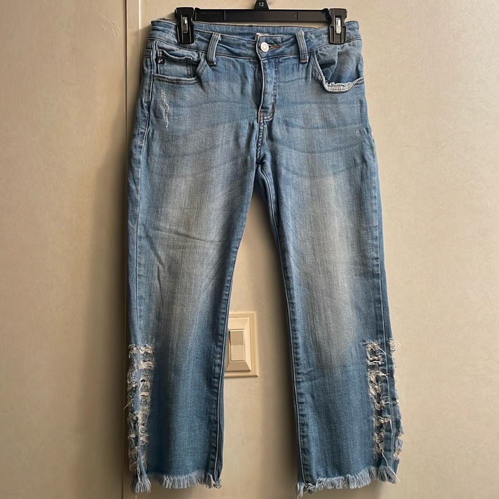 Women’s size 5/26 KANCAN fair used condition. stretchy distressed & stonewashed.